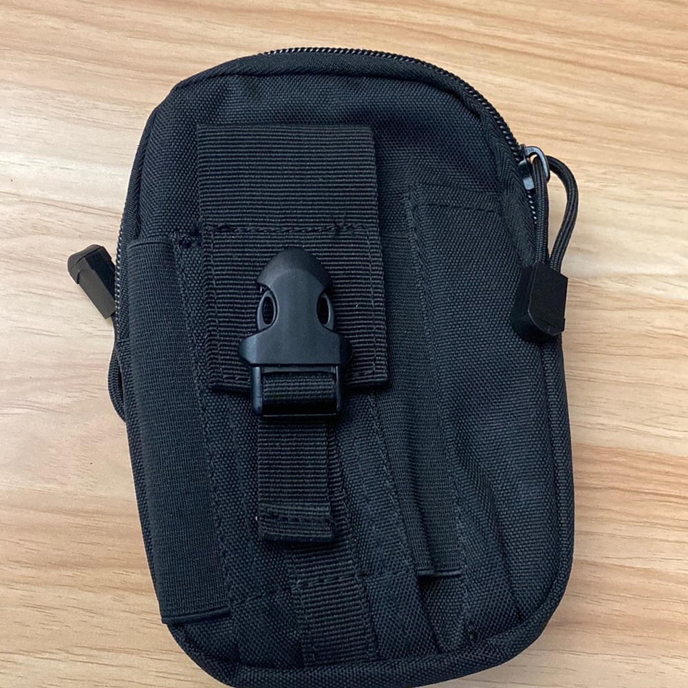 Adjustable wallet black and it can be worn with a belt